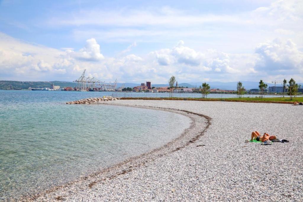 Aegida Beachfront Apartment Копер Экстерьер фото